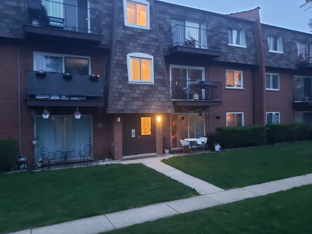 9366 Bay Colony Drive Des Plaines IL 60016