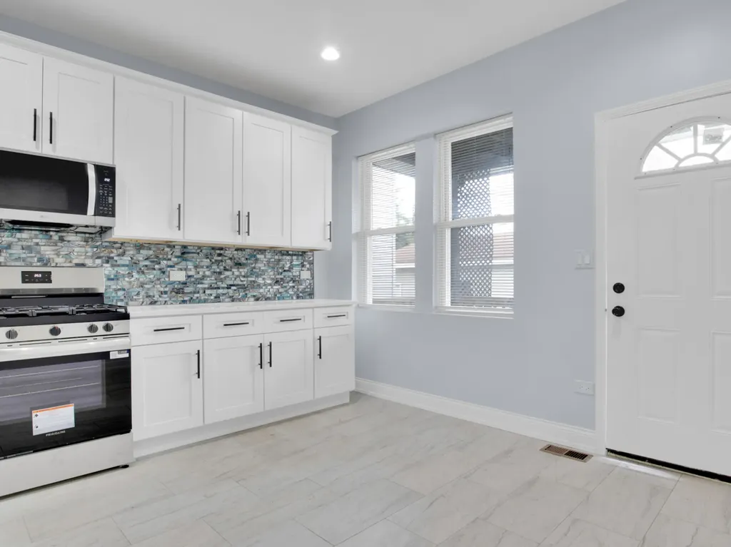7947 South May Street Chicago IL 60620
