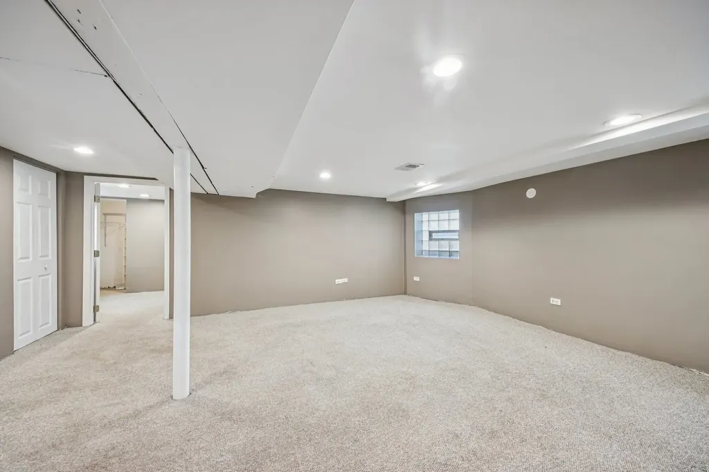 6254 West Barry Avenue Chicago IL 60634