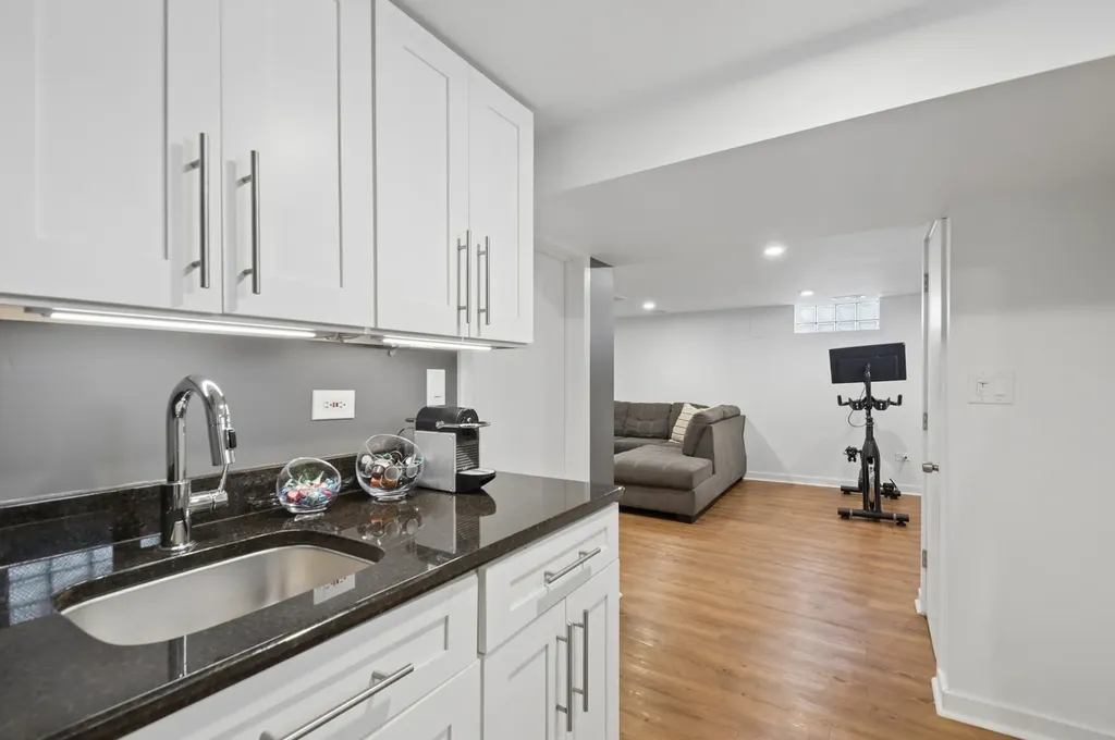 6418 North Le Mai Avenue Chicago IL 60646