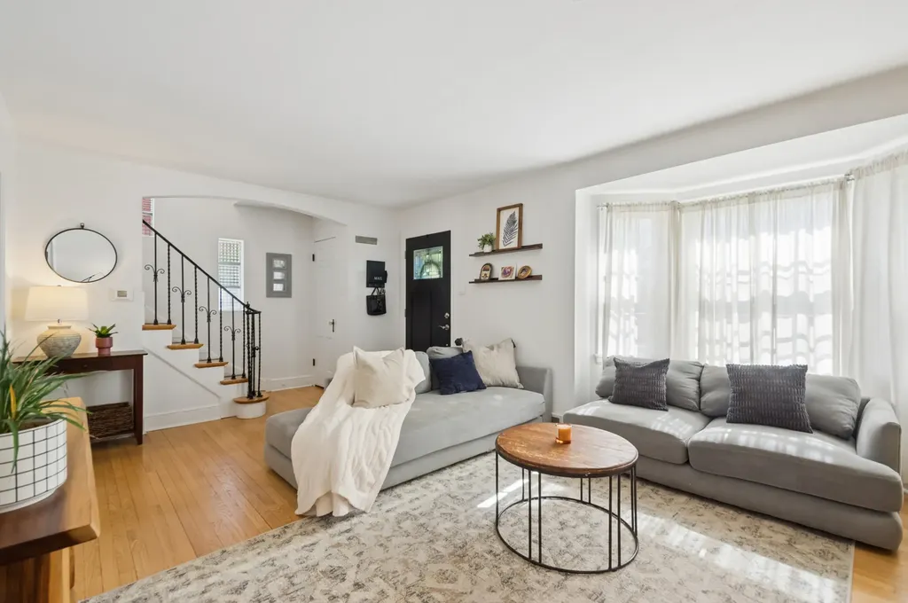 6418 North Le Mai Avenue Chicago IL 60646