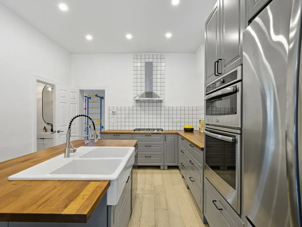 3306 West Le Moyne Street Chicago IL 60651