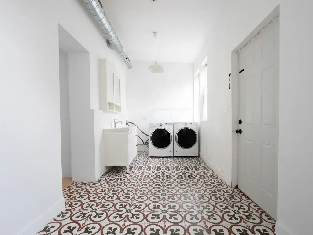 3306 West Le Moyne Street Chicago IL 60651