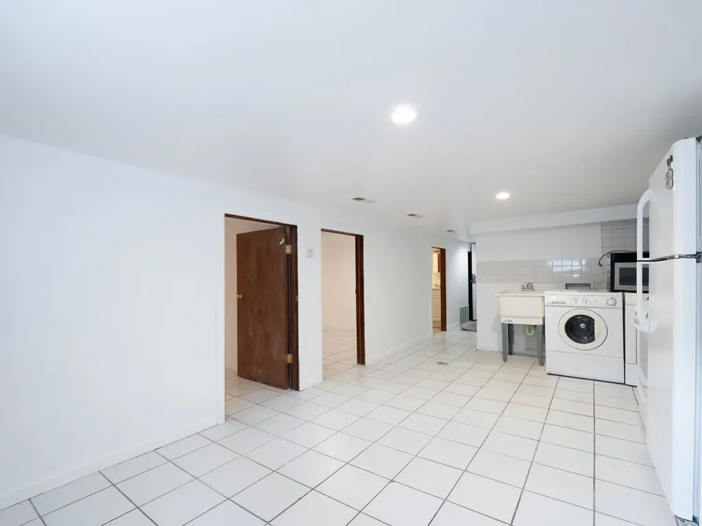 3306 West Le Moyne Street Chicago IL 60651