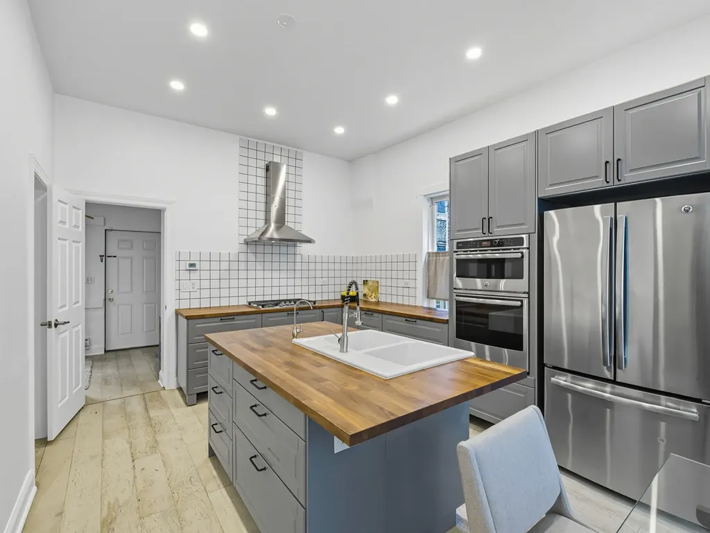 3306 West Le Moyne Street Chicago IL 60651