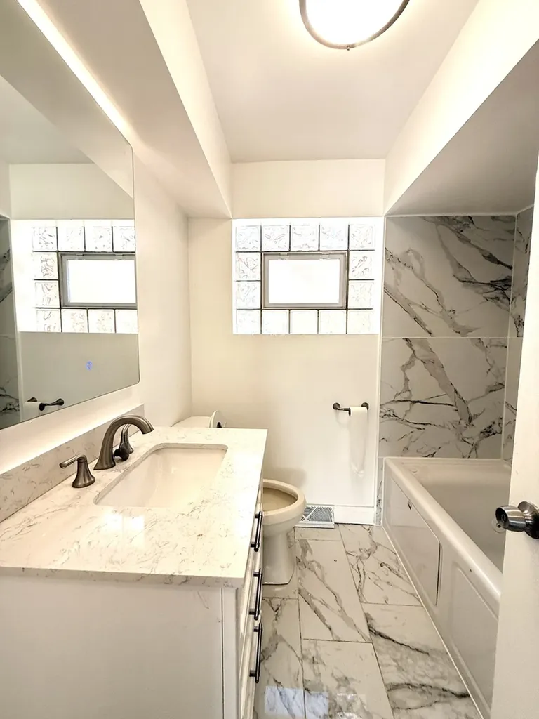 8958 South Oglesby Avenue Chicago IL 60617