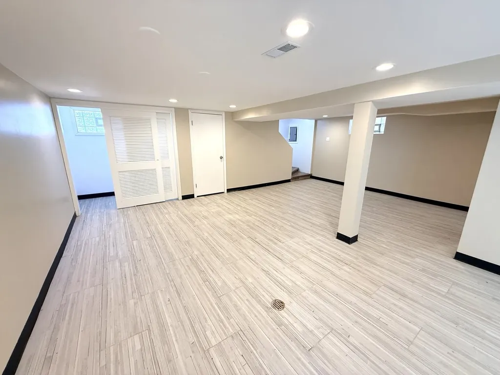 8958 South Oglesby Avenue Chicago IL 60617