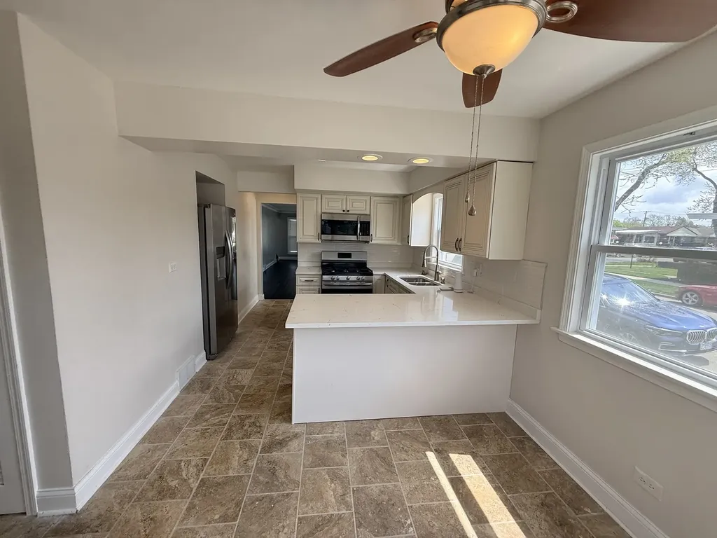 8958 South Oglesby Avenue Chicago IL 60617