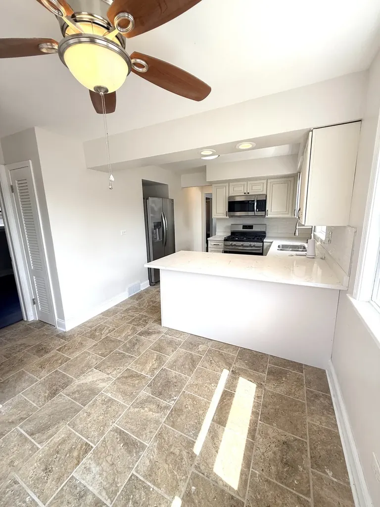 8958 South Oglesby Avenue Chicago IL 60617