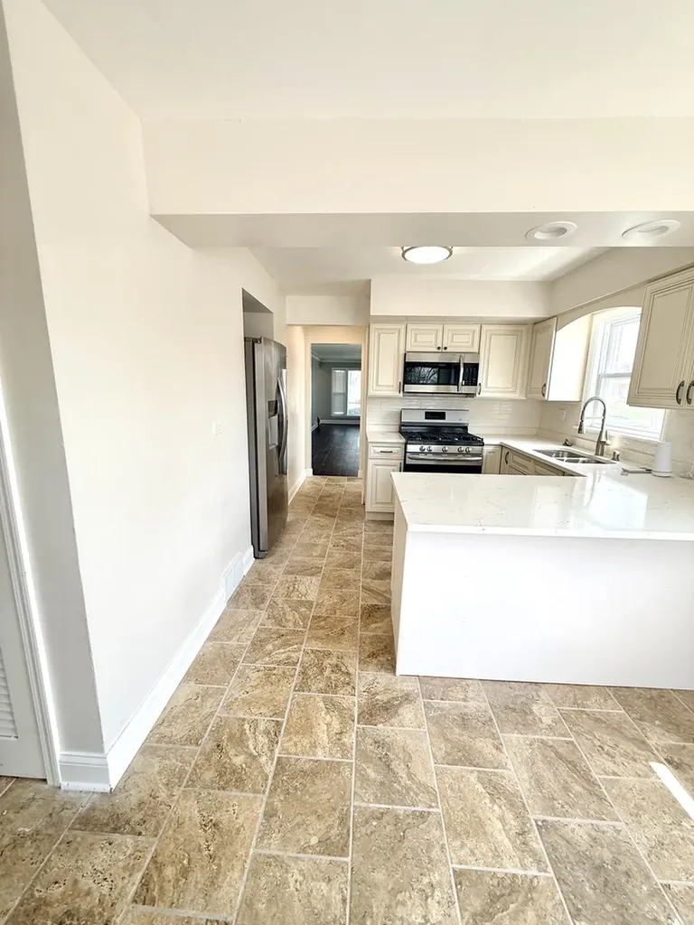 8958 South Oglesby Avenue Chicago IL 60617
