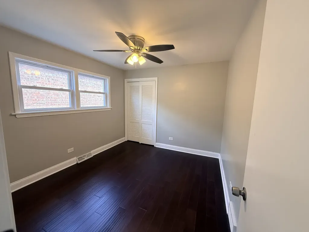 8958 South Oglesby Avenue Chicago IL 60617