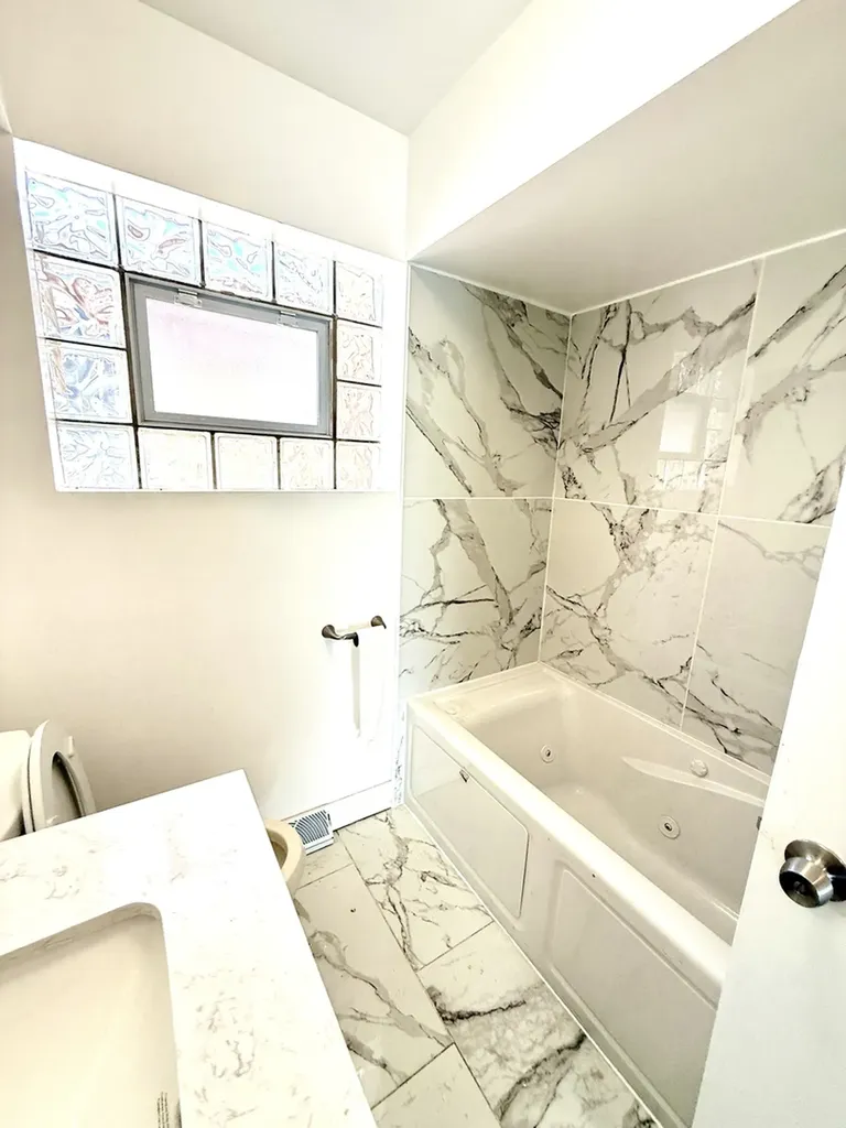 8958 South Oglesby Avenue Chicago IL 60617