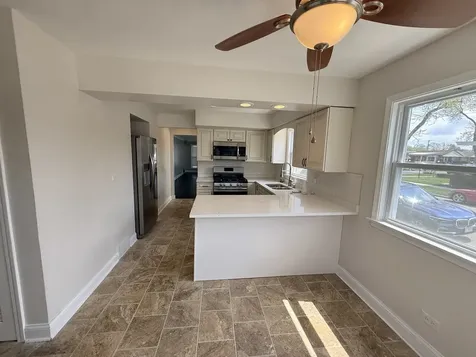 8958 South Oglesby Avenue Chicago IL 60617
