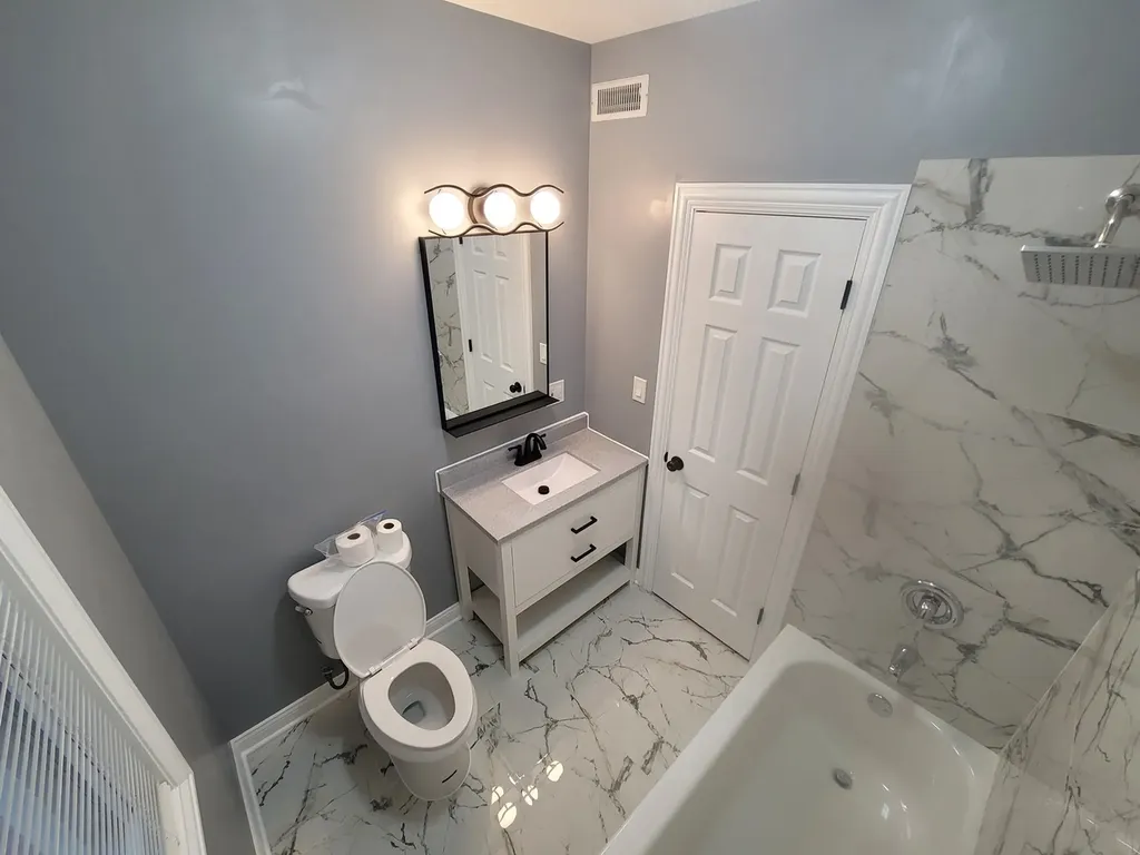 7703 South East End Avenue Chicago IL 60649