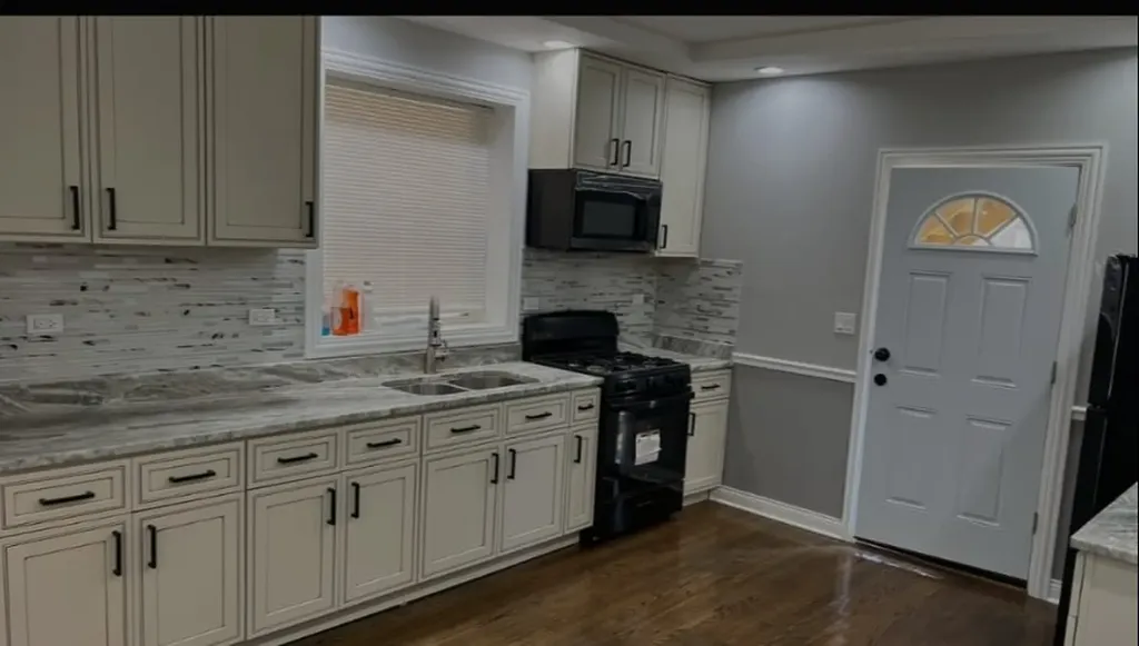 7703 South East End Avenue Chicago IL 60649