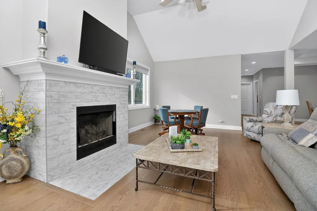 669 East Byron Avenue Addison IL 60101