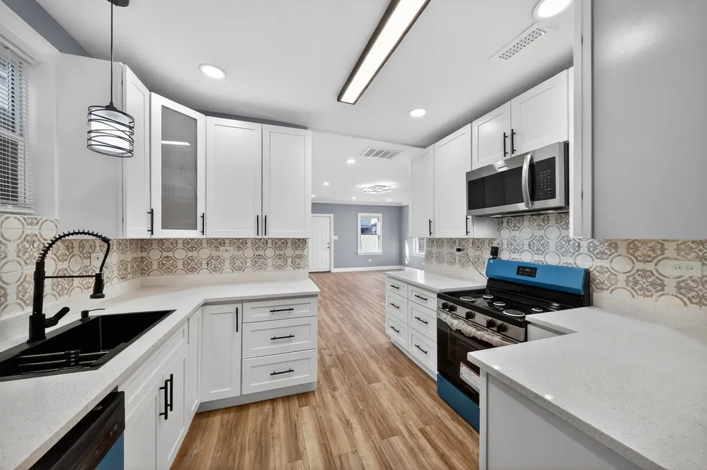 7535 South St. Lawrence Avenue Chicago IL 60619
