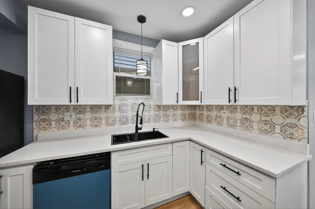 7535 South St. Lawrence Avenue Chicago IL 60619