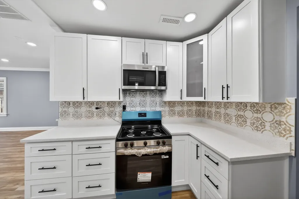 7535 South St. Lawrence Avenue Chicago IL 60619