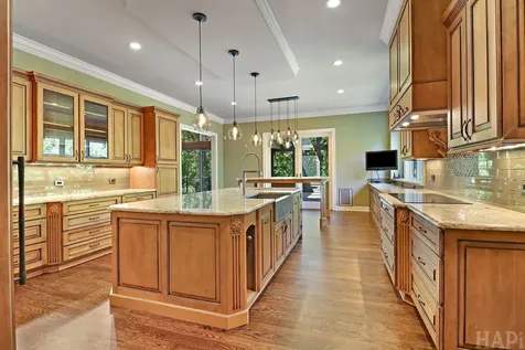 8806 Whispering Pines Trail Woodstock IL 60098