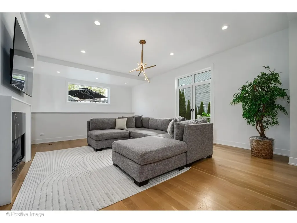 1845 West Wellington Avenue Chicago IL 60657