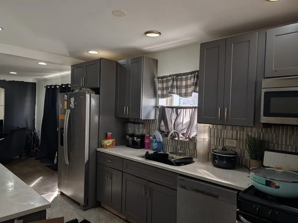 8128 South Coles Avenue Chicago IL 60617