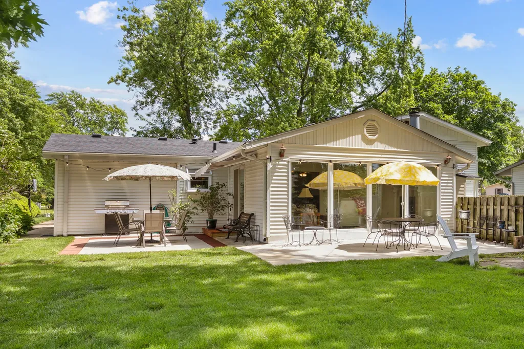 586 Aztec Drive Carol Stream IL 60188