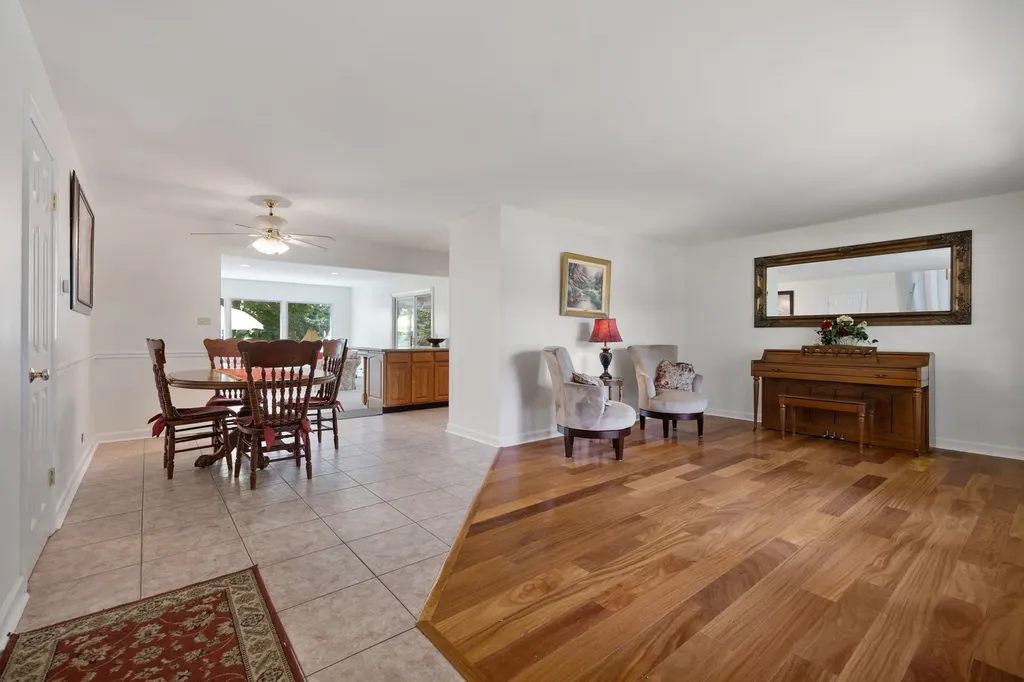 586 Aztec Drive Carol Stream IL 60188