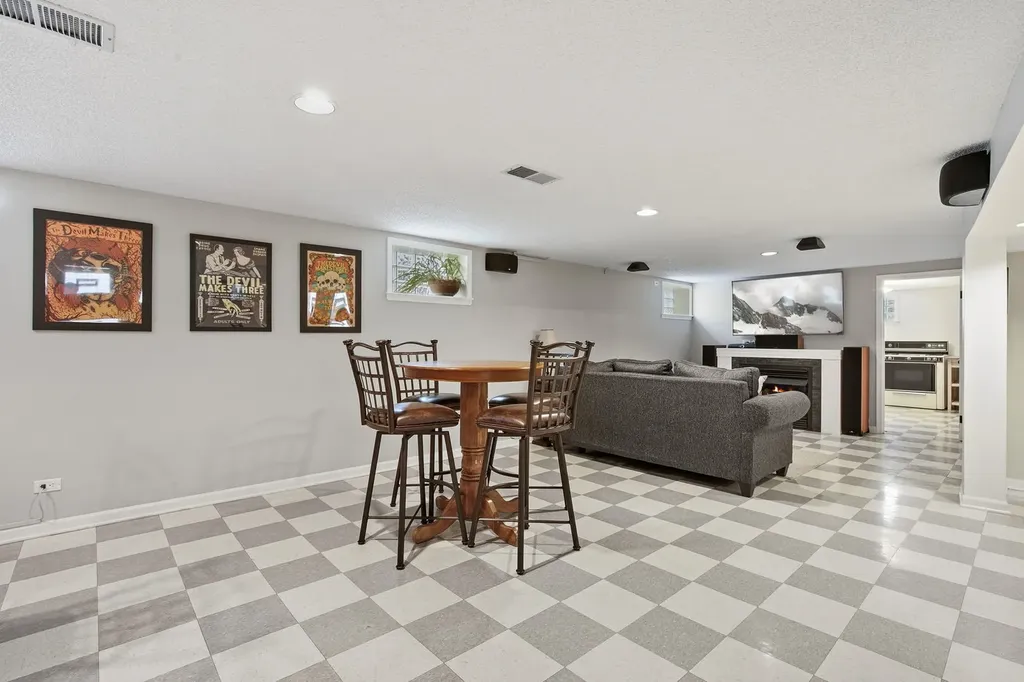 6039 North Richmond Street Chicago IL 60659
