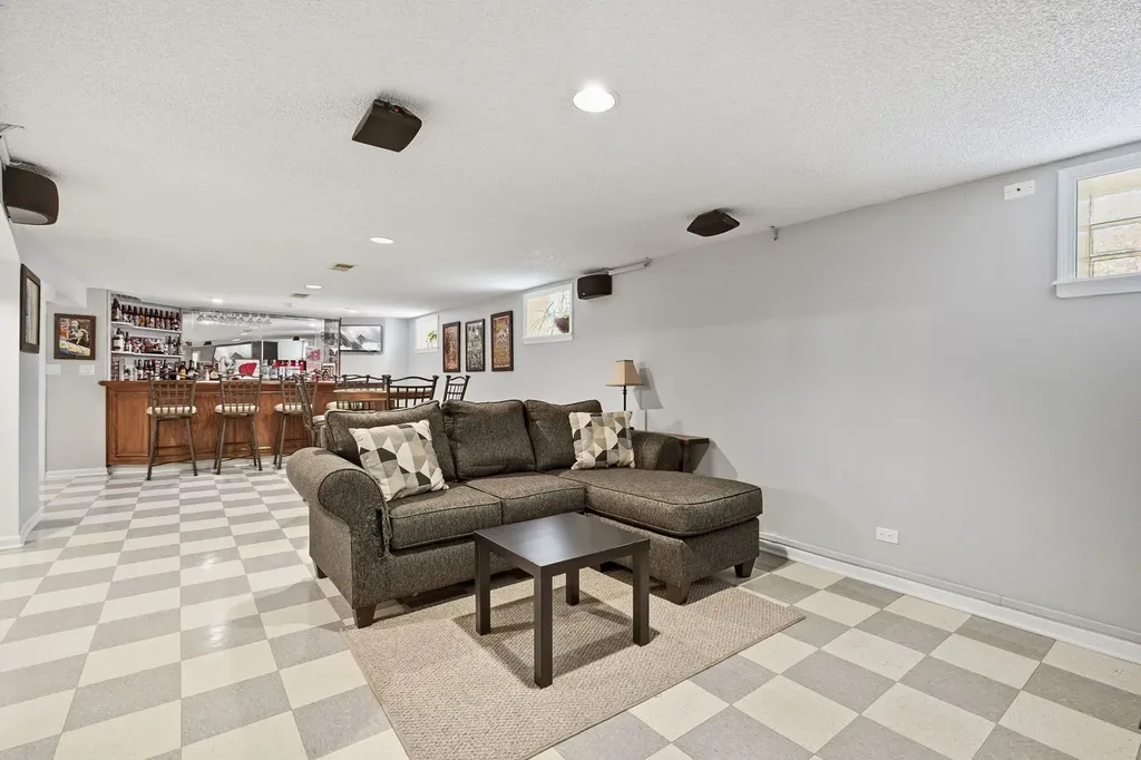 6039 North Richmond Street Chicago IL 60659