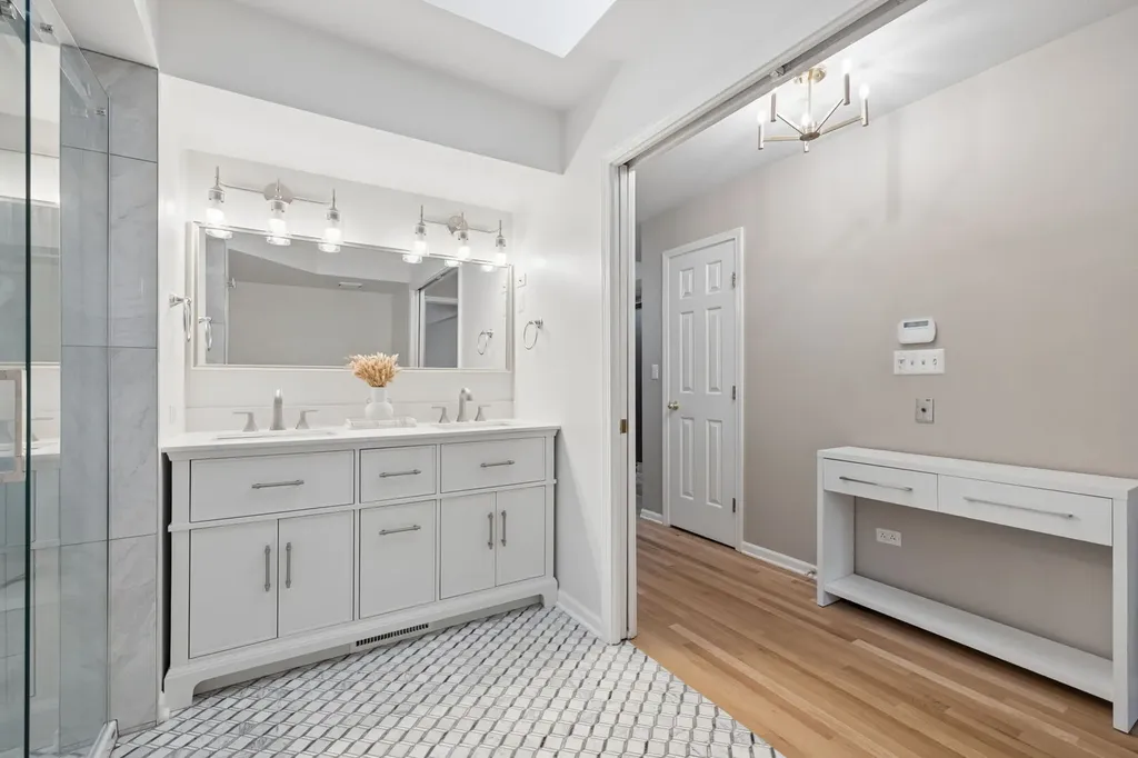 11133 Indian Woods Drive Indian Head Park IL 60525