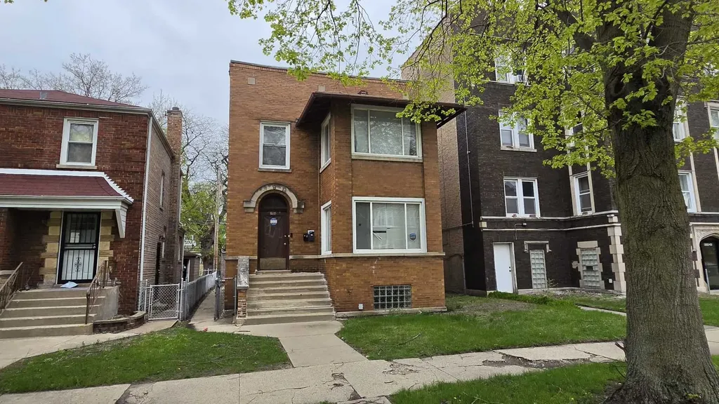 8215 South Eberhart Avenue Chicago IL 60619