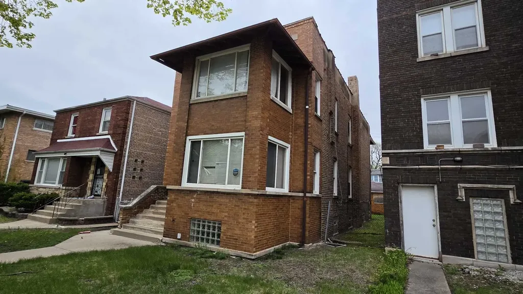 8215 South Eberhart Avenue Chicago IL 60619