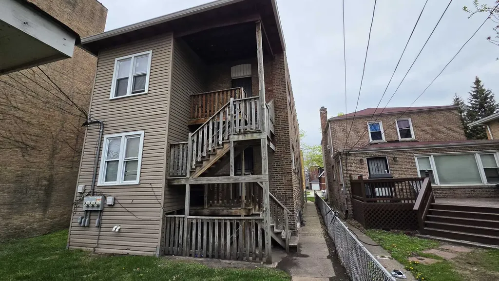 8215 South Eberhart Avenue Chicago IL 60619