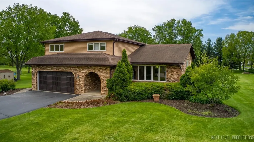 36W345 Barton Drive St. Charles IL 60175