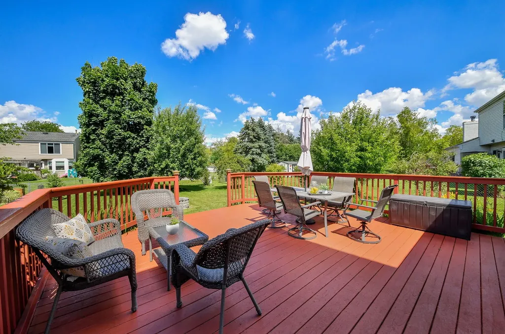 1143 Woodlake Drive Carol Stream IL 60188