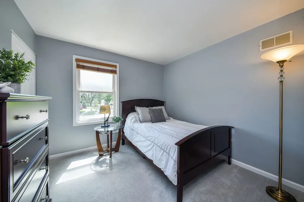 1143 Woodlake Drive Carol Stream IL 60188