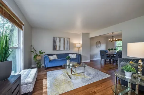 1143 Woodlake Drive Carol Stream IL 60188