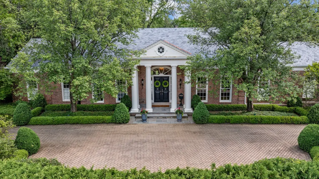 675 East Woodland Road Lake Forest IL 60045