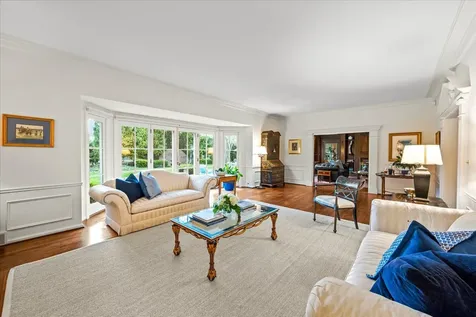 675 East Woodland Road Lake Forest IL 60045