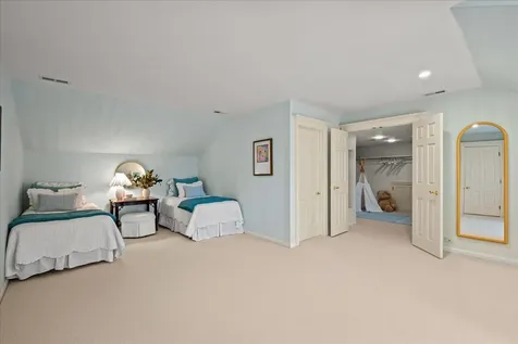 675 East Woodland Road Lake Forest IL 60045