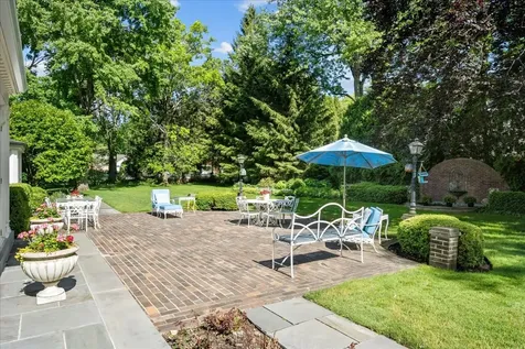 675 East Woodland Road Lake Forest IL 60045