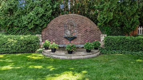 675 East Woodland Road Lake Forest IL 60045