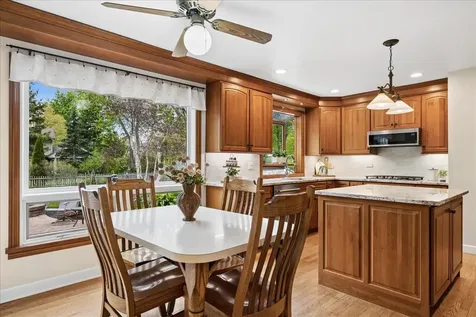 1207 Abbey Court Libertyville IL 60048