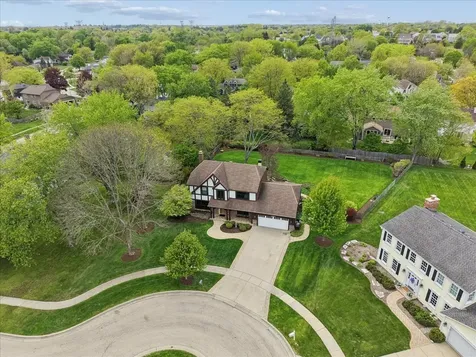 1207 Abbey Court Libertyville IL 60048