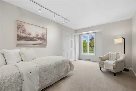 1207 Abbey Court Libertyville IL 60048