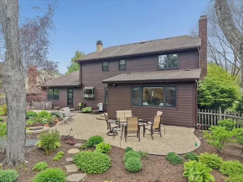 1207 Abbey Court Libertyville IL 60048