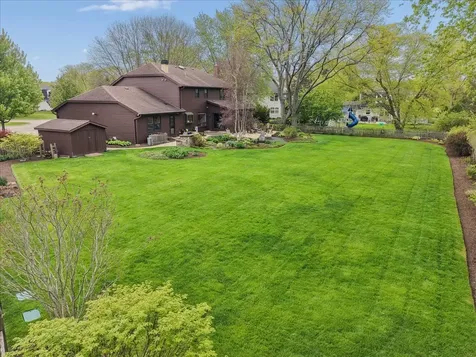 1207 Abbey Court Libertyville IL 60048