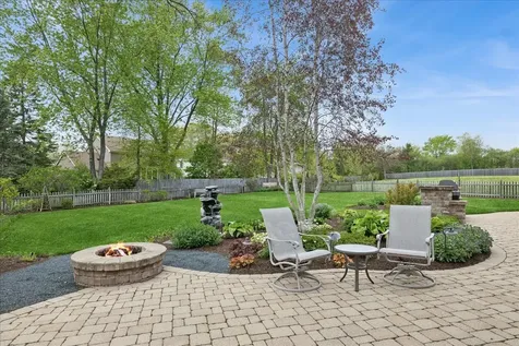 1207 Abbey Court Libertyville IL 60048