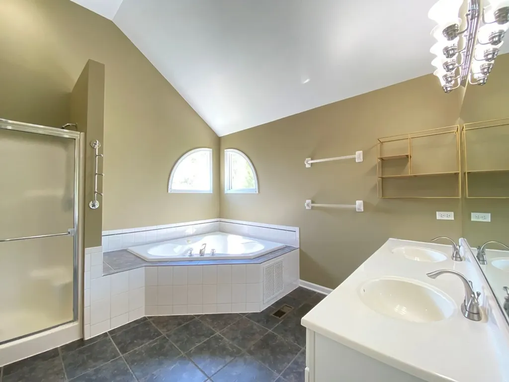 720 Kendridge Court Aurora IL 60502